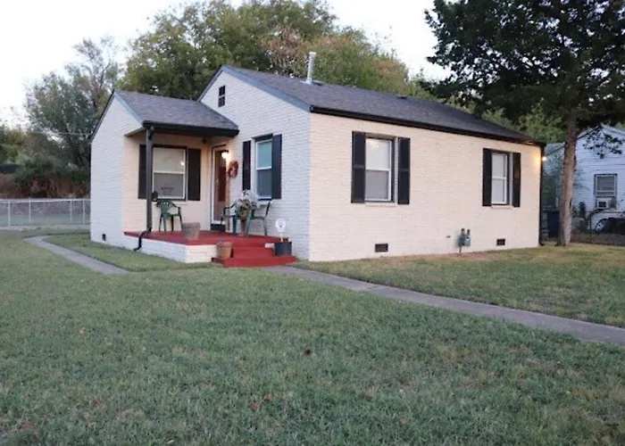 Charming 2 Bedroom Retreat Minutes From Downtown Holiday home Tulsa