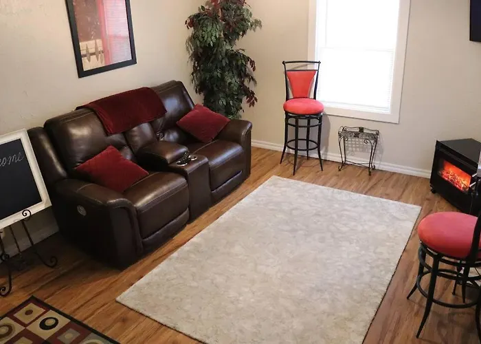 Charming 2 Bedroom Retreat Minutes From Downtown