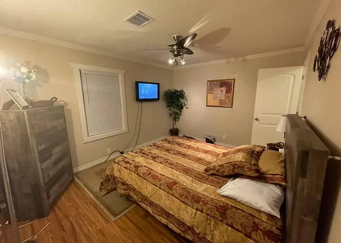 Charming 2 Bedroom Retreat Minutes From Downtown *