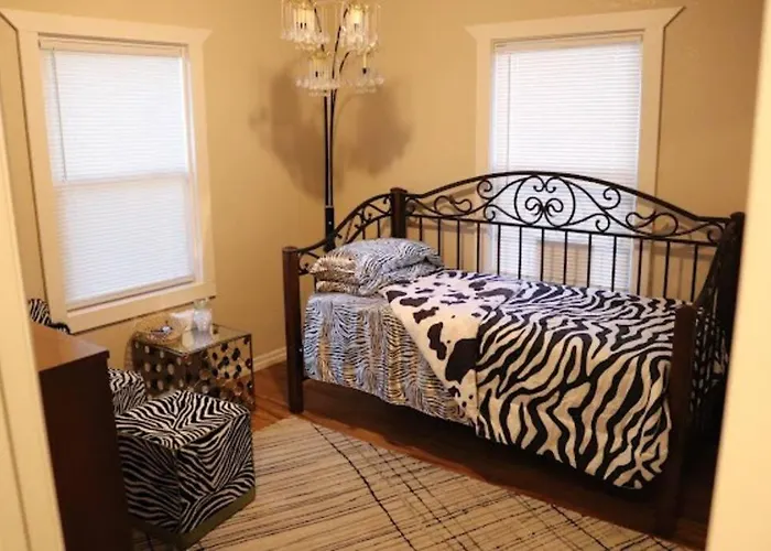 Holiday home Charming 2 Bedroom Retreat Minutes From Downtown