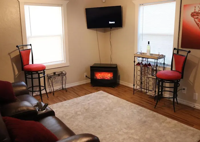 Charming 2 Bedroom Retreat Minutes From Downtown Tulsa