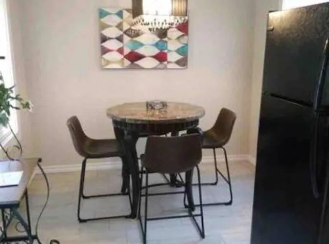 Charming 2 Bedroom Retreat Minutes From Downtown Holiday home