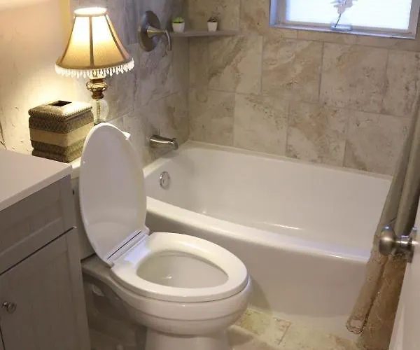 Charming 2 Bedroom Retreat Minutes From Downtown Holiday home *