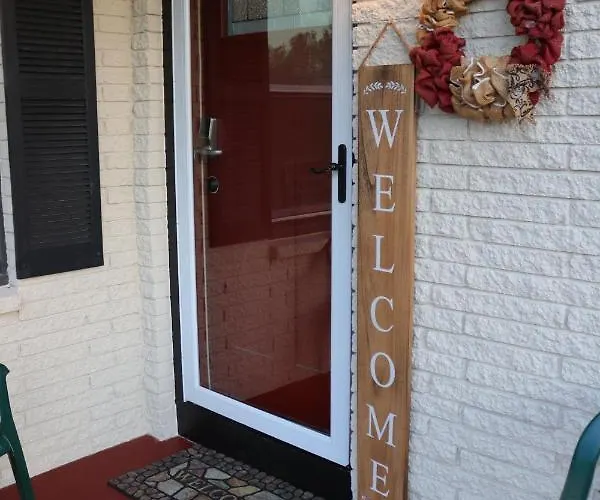 Charming 2 Bedroom Retreat Minutes From Downtown Holiday home