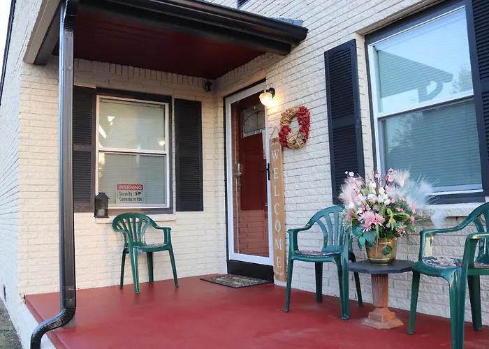 Charming 2 Bedroom Retreat Minutes From Downtown *