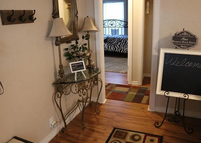 Charming 2 Bedroom Retreat Minutes From Downtown Holiday home *