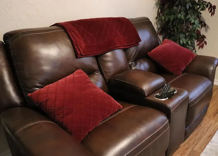 Charming 2 Bedroom Retreat Minutes From Downtown *